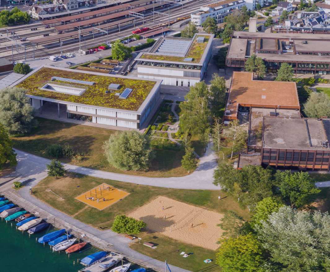 Der Campus Rapperswil der Hochschule aus der Luft fotografiert